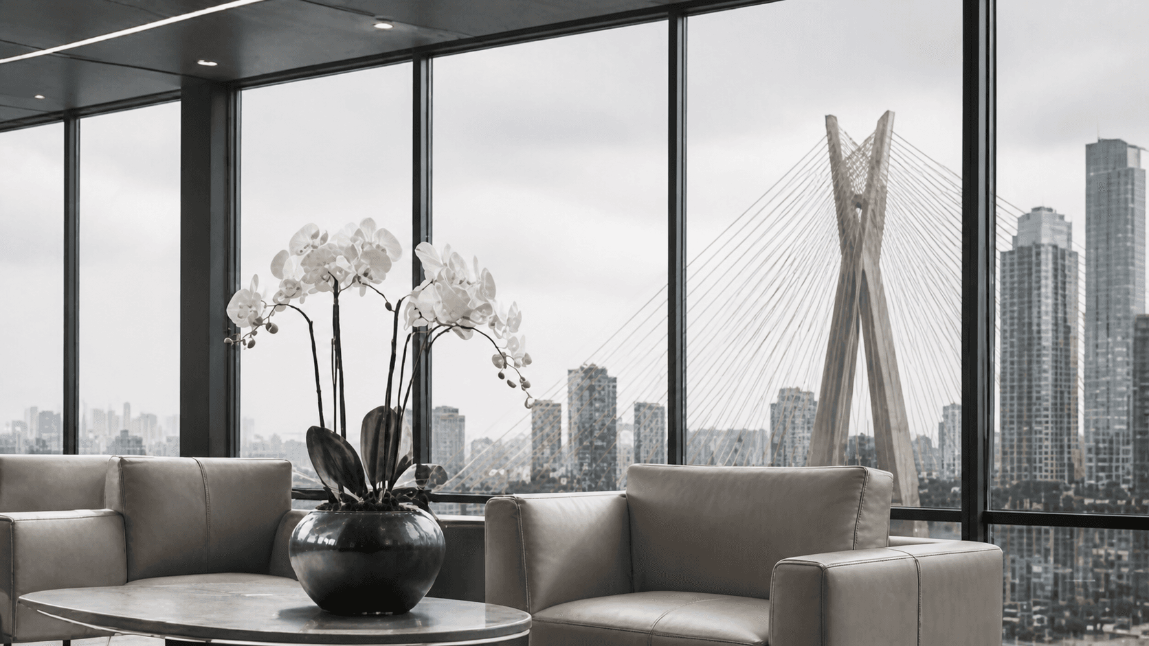 Ambiente de atendimento com vista urbana